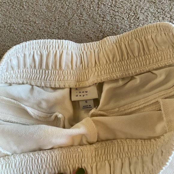 🌸A NEW DAY cream pants - Picture 2 of 4